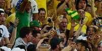 <p>Torcida vai à loucura com comemoração de Neymar</p>  Foto: Daniel Ramalho / Terra