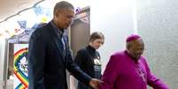 O presidente americano Barack Obama conversa com Desmond Tutu ap&oacute;s visitar cela onde Nelson Mandela ficou preso  Foto: AFP