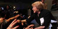 Michelle Bachelet comemora com seus seguidores o triunfo neste domingo  Foto: EFE