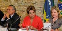 A presidente Dilma Rousseff ao lado do vice, Michel Temer, e da ministra-chefe da Casa Civil, Gleisi Hoffmann, durante reunião ministerial  Foto: Roberto Stuckert Filho / PR / Divulgação