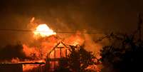 Casa é engolida pelas chamas durante incêndio na área conhecida como Yarnell Hill, no Arizona  Foto: AP