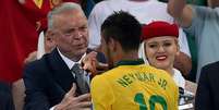 <p>Marin cumprimenta Neymar durante a premiação; título em campo e foco desviado fora dele</p>  Foto: Ricardo Matsukawa / Terra