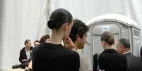<p>Modelos e assistentes aguardavam na fila do banheiro no backstage do desfile da Dior</p>  Foto: Daniela Fetzner / Especial para Terra