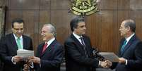 <p>Temer e Cardozo entregam as propostas aos presidentes do Senado, Renan Calheiros (dir.), e da Câmara, Henrique Alves (esq.)</p>  Foto: Antonio Cruz / Agência Brasil