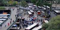 <p>Grupo impediu a passagem de ônibus no Terminal Bandeira, no centro de São Paulo</p>  Foto: Vivi Andreani / vc repórter