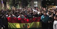 Bolivianos bloquearam um dos sentidos da avenida Paulista, em frente ao consulado de seu país, para protestar contra o assassinato do menino Brayan Yanarico Capcha  Foto: Gabriela Biló / Futura Press