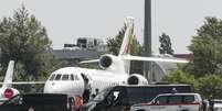 Avião de Evo Morales aguarda na pista do Aeroporto Internacional de Viena  Foto: AFP