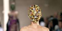 <p>Ele cobriu totalmente o rosto das modelos com máscaras ricamente bordadas</p>  Foto: AFP