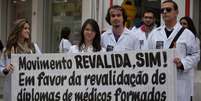 <p>Uma pauta em comum entre os m&eacute;dicos que se manifestaram em todo o Pa&iacute;s na semana passada foi a exig&ecirc;ncia de revalida&ccedil;&atilde;o do diploma estrangeiro</p>  Foto: Felipe Carneiro / Futura Press