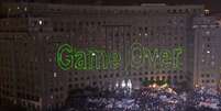 Projeção em um prédio junto à praça Tahrir anuncia o fim do governo de Mursi: "game over"  Foto: AFP