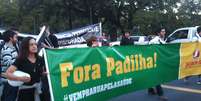 Manifestantes levaram faixa pedindo a saída do ministro Alexandre Padilha  Foto: Fernando Diniz / Terra