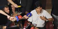 Morales conversa com repórteres no aeroporto de Viena  Foto: AP