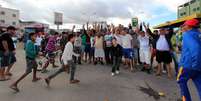 <p>Caminhoneiros parados na BR-116 em Cândido Sales, na Bahia, protestam por melhores condições de trabalho e redução no preço do combustível</p>  Foto: Mário Bittencourt / Especial para Terra
