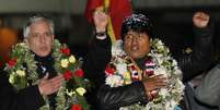 Evo canta o hino nacional boliviano ao lado do vice-presidente Álvaro García Linera   Foto: Reuters