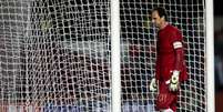 Rogério Ceni busca bola dentro do gol depois de Renato Augusto decretar a vitória do Corinthians sobre o São Paulo na primeira partida da Recopa Sul-Americana  Foto: Bruno Santos / Terra