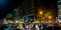 <p>Cerca de 500 manifestantes protestaram na noite desta quinta-feira em frente ao prédio onde reside o governador do Rio de Janeiro, Sérgio Cabral (PMDB), no bairro do Leblon</p>  Foto: Mauro Pimentel / Terra