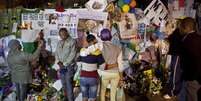 Diariamente, inúmeras pessoas cercam as imediações do hospital onde Mandela está internado para deixar mensagens, flores e rezar por ele  Foto: AP