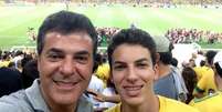 O governador do Paraná assistiu à partida entre Brasil e Espanha ao lado do filho no Estádio do Maracanã  Foto: Facebook / Divulgação