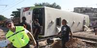 Um trem de manutenção atingiu um ônibus que atravessou a passagem de nível Aurélio Valporto, em Marechal Hermes, zona norte do Rio de Janeiro, por volta de 11h45 desta sexta-feira  Foto: Celso Barbosa / Futura Press