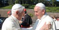 Francisco e Bento XVI se abra&ccedil;am durante a inaugura&ccedil;&atilde;o de uma est&aacute;tua do arcanjo S&atilde;o Miguel nos jardins da Santa S&eacute;  Foto: AP