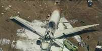 Imagem feita pela rede KTVU mostra o avião destruído após o acidente  Foto: Reuters