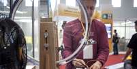 Engenheiro metalúrgico Thomas Soares expõe experimentos com bobinas em área de energia livre  Foto: Eduardo Seidl/Indicefoto / Divulgação