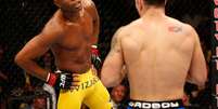 <p>Durante a luta, Anderson Silva colocou a m&atilde;o na cintura diante de Chris</p>  Foto: Getty Images 