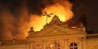<p>Incêndio de grandes proporções atingiu o Mercado Público de Porto Alegre na noite do último sábado</p>  Foto: Felipe Schroeder Franke / Terra