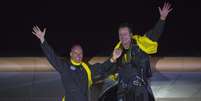 Bertrand Piccard e Andre Borschberg (dir.) acena após o pouso do avião Solar Impulse  Foto: Reuters