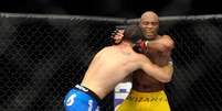 <p>Dirigente do UFC descartou com veemencia qualquer ''teoria da conspira&ccedil;&atilde;o'' de luta arranjada contra Weidman</p>  Foto: AP