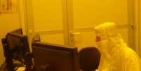 Funcionário da Graphenea faz teste em laboratório com grafeno  Foto: EFE