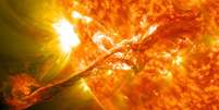 Forças magnéticas expelem 'matéria solar' além da coroa, em eventos conhecidos como 'ejeção de massa coronal'. Esta imagem aproximada mostra o fenômeno. As ejeções podem viajar a quase 1,4 mil quilômetros por segundo, alcançando o campo magnético da Terra em questão de dias  Foto: Nasa / Divulgação