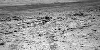O robô Curiosity registrou os próprios rastros deixados durante trajeto no solo de Marte nesta terça-feira, 9 de julho  Foto: Nasa / AFP
