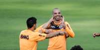 Aos risos, Diego Tardelli &eacute; importunado por companheiros de Atl&eacute;tico-MG durante treino  Foto: Bruno Cantini/CAM / Divulga&ccedil;&atilde;o