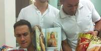 Antonia mostrou seus cabeleireiros folheando sua 'Playboy'  Foto: Instagram / Reprodução