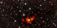 <p>Imagem obtida pelo telescópio Alma revela embrião de uma estrela considerada "monstruosa"</p>  Foto: ALMA (ESO/NRAJ/NRAO)/NASA/Spitzer/JPL-Caltech/GLIMPSE / Divulgação