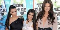 Celebridades como Kim Kardashian (à esq.), consideradas padrão de beleza, postam cada vez mais fotos e aumentam pressão de usuárias de estarem 'à altura', argumentam pesquisadores  Foto: facebook.com/KimKardashian / Reprodução