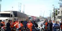 <p>Protesto de estivadores nesta manh&atilde; complicou o tr&acirc;nsito na entrada na cidade</p>  Foto: Lucas Baptista / Futura Press