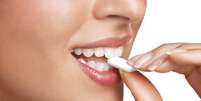Além de auxiliar na higienização dos dentes, por meio do atrito da mastigação, o chiclete é usado em alguns tratamentos, como bruxismo e xerostomia (boca seca)  Foto: Shutterstock