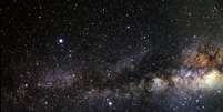 <p>Campo estelar com o Triângulo do Verão: uma formação no céu composta pelas estrelas Vega (esquerda, acima), Altair (meio, abaixo) e Deneb (esquerda)</p>  Foto: A. Fujii / Divulgação