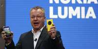 CEO da Nokia, Stephen Elop, mostra o novo Lumia 1020 em evento em Nova York, com c&acirc;mera de 41 megapixels  Foto: Reuters