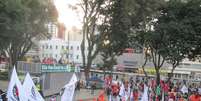 Cerca de 1,5 mil pessoas se reuniram na tarde desta quinta-feira na praça Rui Barbosa, no centro de Curitiba, em atos ligados à Greve Geral convocada por centrais sindicais em todo o País  Foto: Joyce Carvalho / Especial para Terra