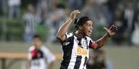 <p>Para Ortiz, Ronaldinho não tem mobilidade e pode ser anulado</p>  Foto: AP