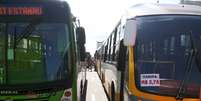 Ônibus bloquearam avenida no centro de Manaus, causando revolta entre usuários  Foto: Márcio Azevedo / Especial para Terra