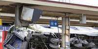 <p>O trem descarrilou nas imediações da estação de Bretigny-sur-Orge</p>  Foto: AFP