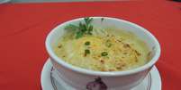 <p>A sopa de cebola gratinada é uma receita que já faz sucesso há 40 anos </p>  Foto: Divulgação