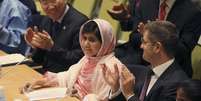 A adolescente Malala Yousafzai participa do encontro com o secret&aacute;rio-geral da ONU, Ban Ki-moon (esq.)  Foto: AP