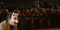 <p>Cerca de 500 manifestantes ligados a v&aacute;rios movimentos sociais participaram, na noite desta quinta-feira, de um protesto pela democratiza&ccedil;&atilde;o da m&iacute;dia em frente &agrave; sede da Rede Globo, na zona sul de S&atilde;o Paulo</p>  Foto: Ricardo Matsukawa / Terra