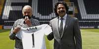<p>Clube londrino deixa as m&atilde;os de Mohamed Al Fayed (&agrave; esquerda) para ser controlado por&nbsp;Shahid Khan (&agrave; direita)</p>  Foto: Reuters