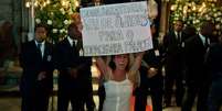 <p>Seguranças observam manifestante vestida de noiva em frente à Igreja do Carmo, no Rio, durante casamento de Beatriz Barata</p>  Foto: Reynaldo Vasconcelos / Futura Press